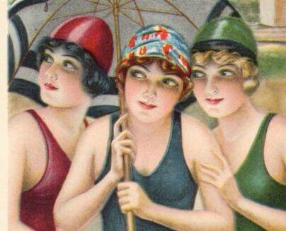 Tre amiche in costume da bagno sotto l'ombrello
