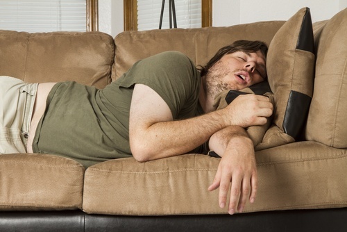 ragazzo dorme intorpidimento delle mani