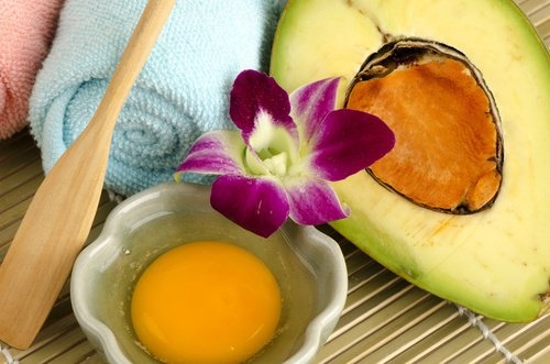 Maschera con uovo e avocado