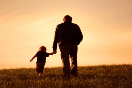 un nonno con il nipote per mano