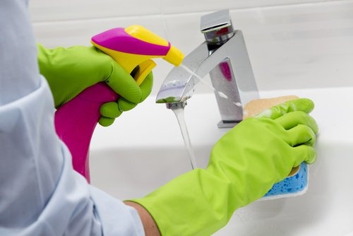 Pulire i rubinetti con aceto bianco