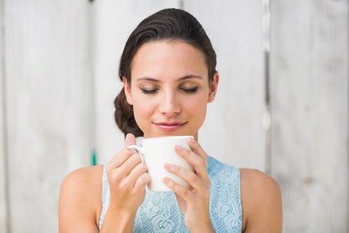 donna che beve l'infuso grasso addominale