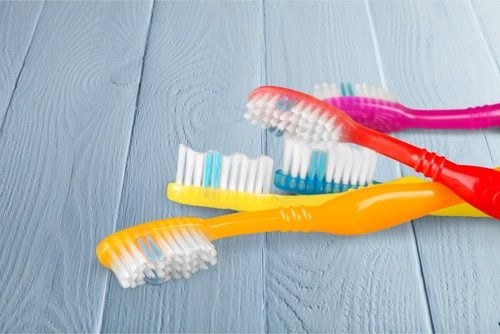 Spazzolino da denti usi dell’acqua ossigenata
