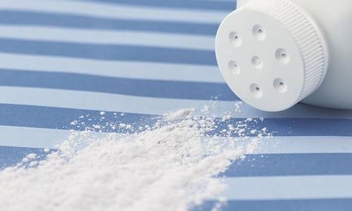 Talco in polvere per le macchie di olio