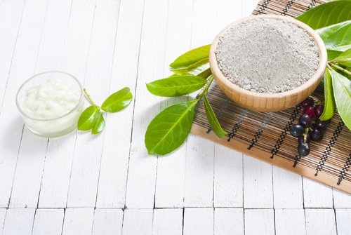 Trattamento con sale e argilla per punti neri e brufoli