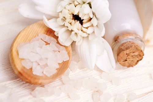 Trattamento con sale contro punti neri e brufoli