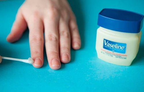 Vaselina sulle unghie