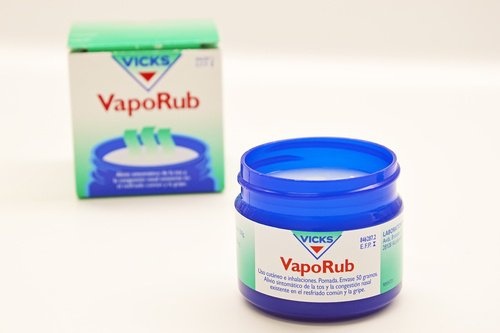 Il Vicks-VapoRub ha proprietà antimicrobiche che lo rendono uno dei migliori rimedi contro l'onicomicosi.