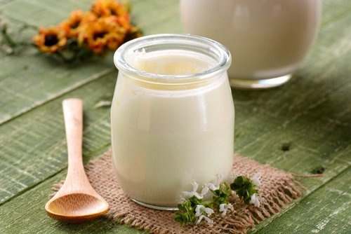 Lo yogurt è uno tra i migliori rimedi contro l'onicomicosi poiché contiene batteri in grado di alterare l'ambiente in cui proliferano i funghi. 