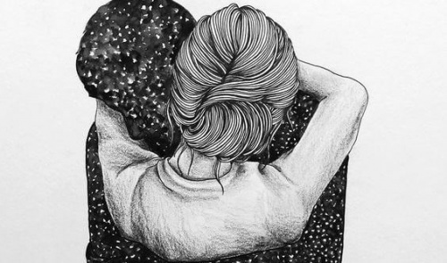 Abbraccio tra coppia