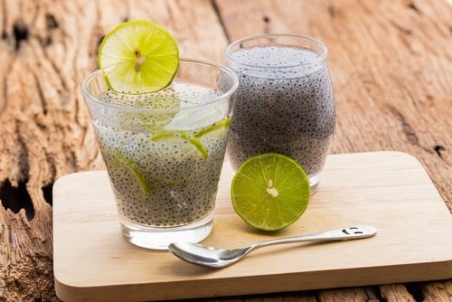 acqua detox con semi di chia e limone