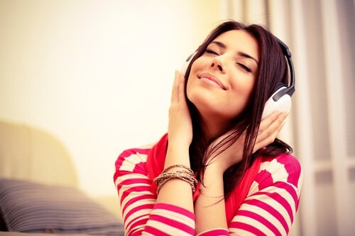ragazza ascolta la musica con le cuffie