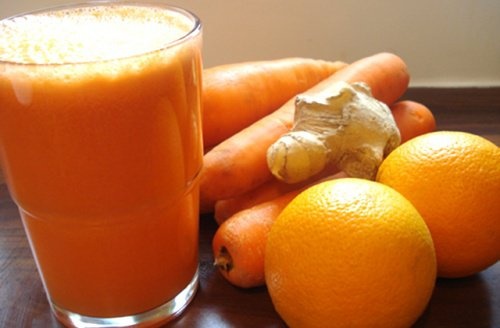 bicchiere con frullato all'arancia, carote e zenzero