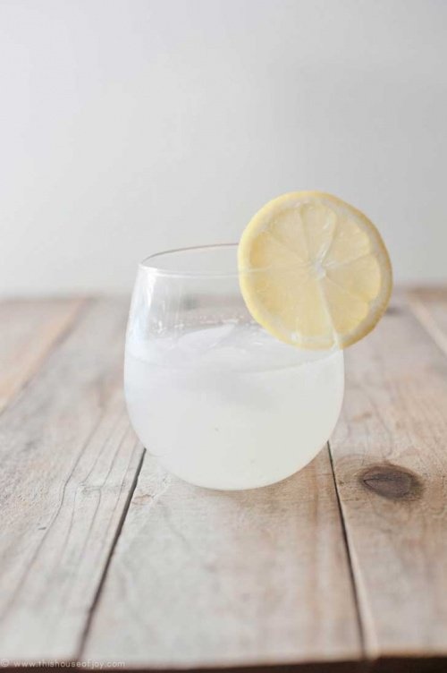 bicchiere d'acqua con una fetta di limone