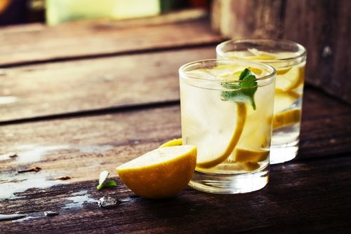 acqua detox con limone