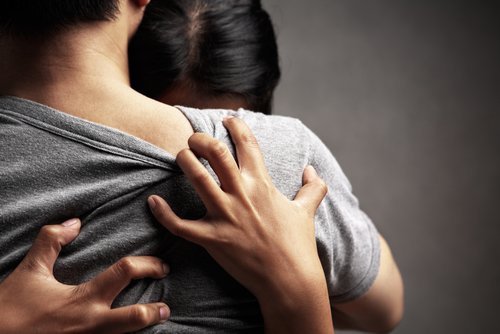 coppia si abbraccia ma non deve continuare relazione stare insieme
