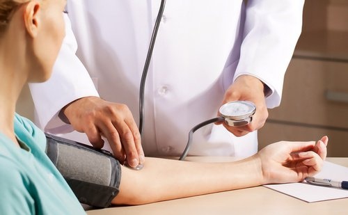 Medico misura la pressione a paziente