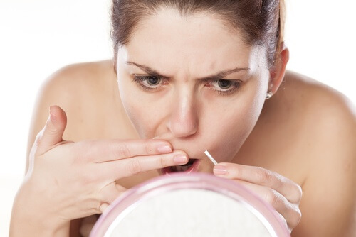 donna che si toglie i baffi problemi estetici