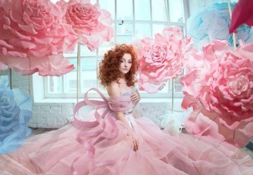 donna circondata da rose