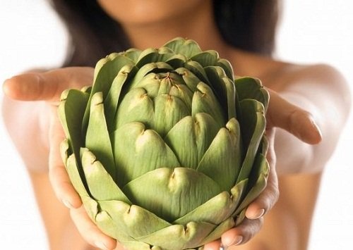 donna con carciofi in mano