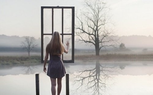 ragazza davanti a finestra sospesa nel vuoto