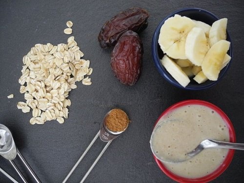 frullato a base di avena, banana e datteri