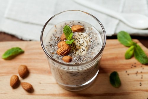frullato con semi di chia e mandorle