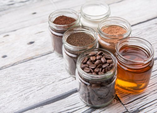 ingredienti nei vasetti viso