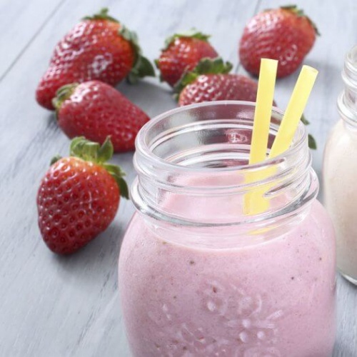 il frullato di kefir e fragole è ottimo per rafforzare la flora intestinale