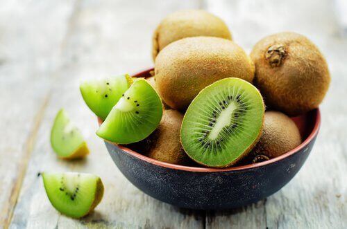 kiwi per preparazione frullato melone e kiwi