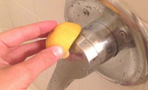 Limone per pulire rubinetti