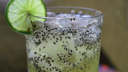 Bicchiere con limone e semi di chia