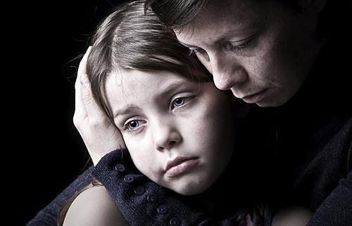 mamma abbraccia figlia triste per non continuare a piangere