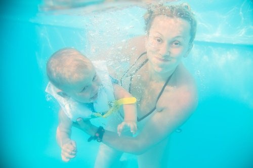 mamma e bimbo in piscina 