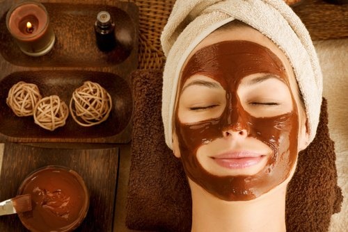 donna fa maschera al cioccolato