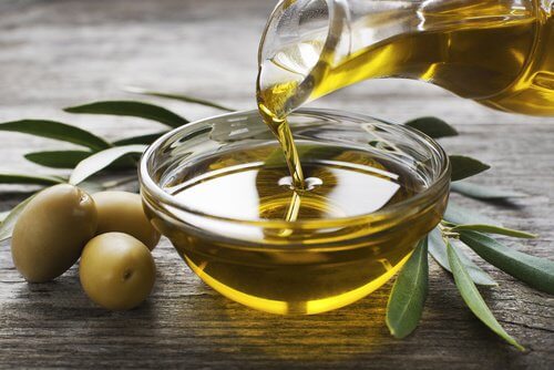 Olio d'oliva per preparare una crema antietà