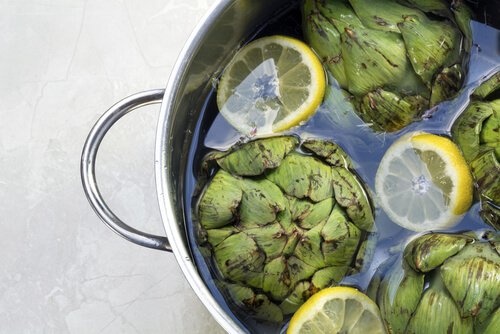 pentola con carciofi e limoni