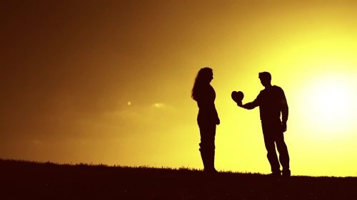 superare un rifiuto in amore: uomo offre il proprio cuore a una donna