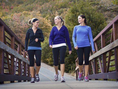 ragazze che passeggiano su un ponte