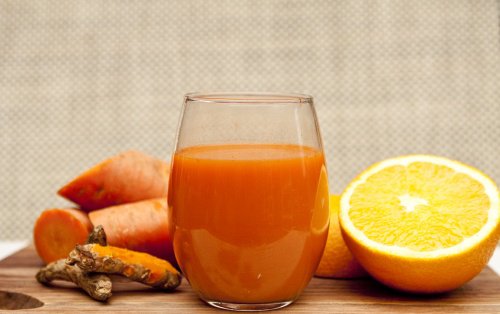 Frullato disintossicante con carota, arancia e zenzero
