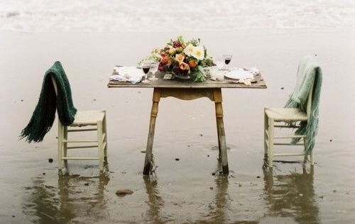 Tavolo sulla spiaggia