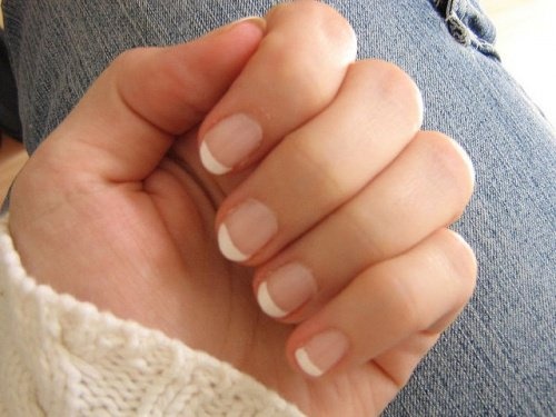 mano con manicure perfetta