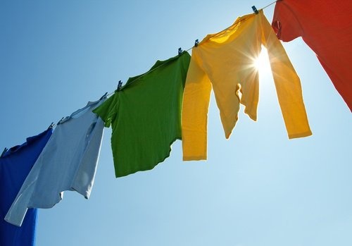 stendere il bucato al sole per eliminare l'odore di muffa