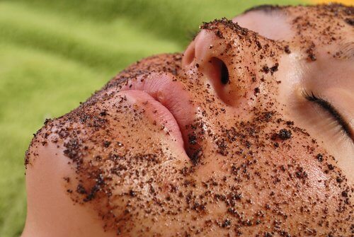viso stanco e maschera esfoliante al caffè