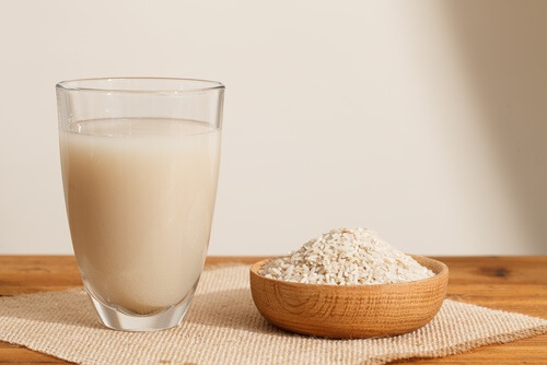 Bere acqua di riso: i benefici di berne un bicchiere