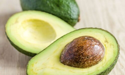 Per prima cosa, bisogna rimuovere il seme dell'avocado dal frutto