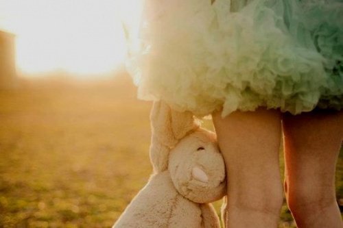 Bambina con peluche