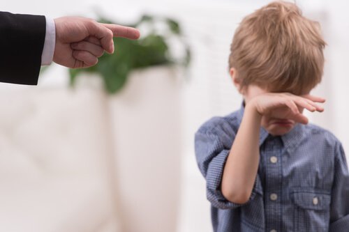 Bambino che piange comportamenti tossici