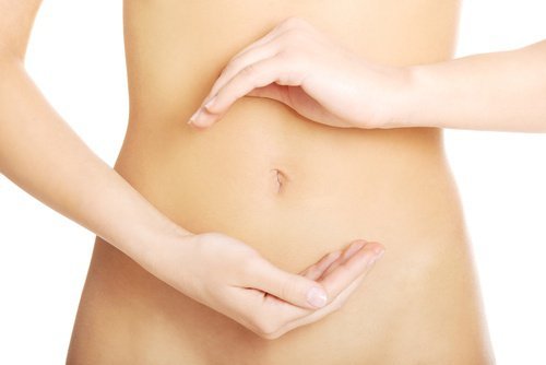 donna con mani sul ventre a formare un cerchio il cavolfiore