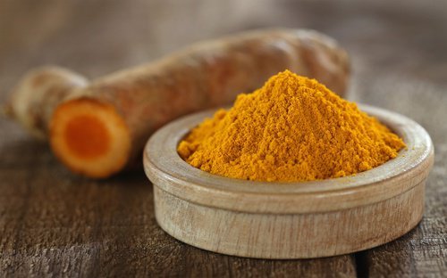 Curcuma per peli superflui sul viso